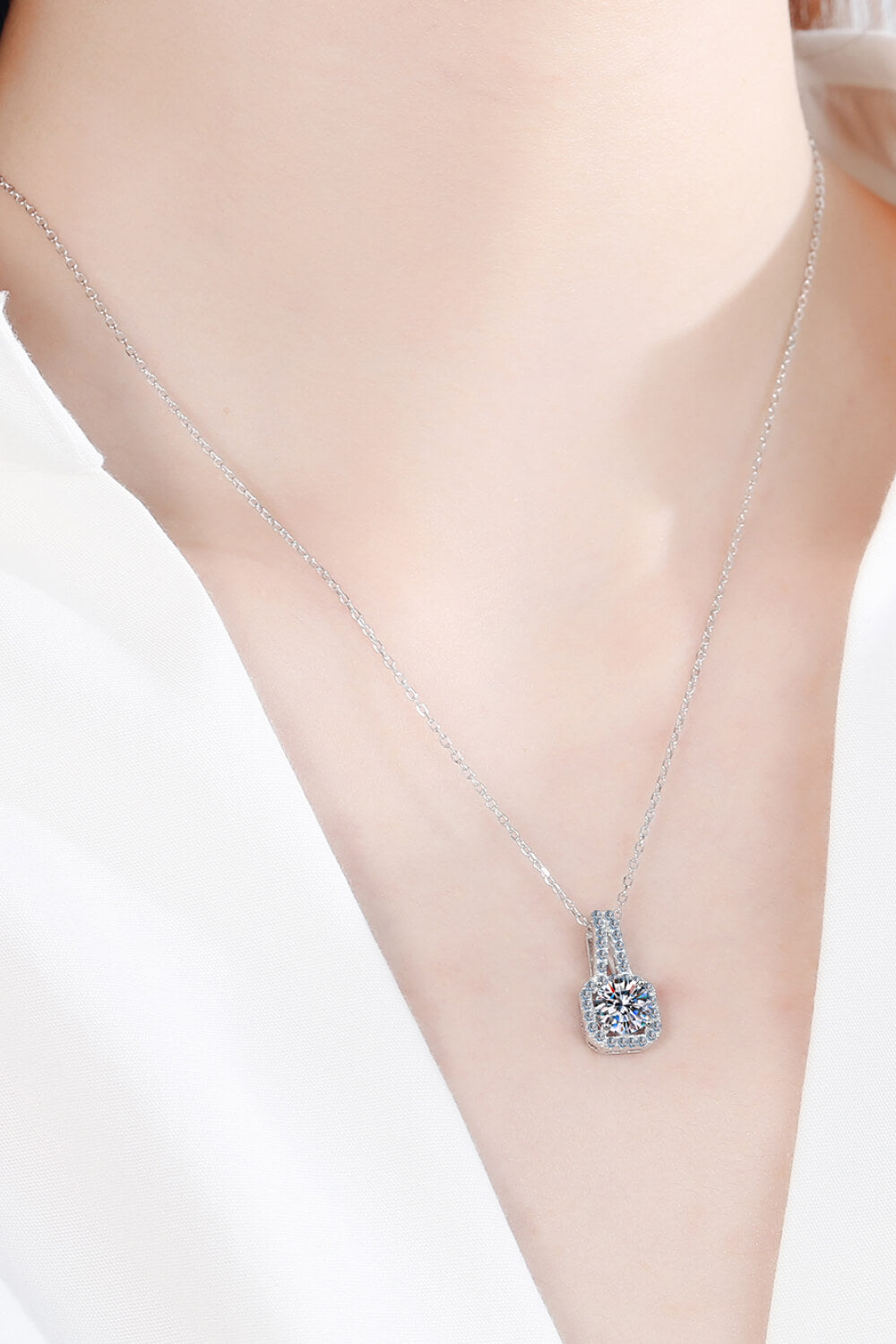 Look Amazing 2 Carat Moissanite Pendant Necklace